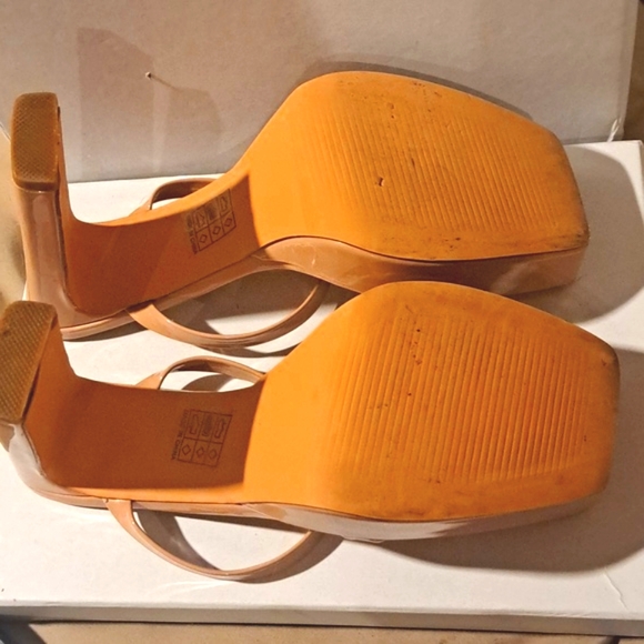 Pale pink Mirrored 4.5 in heel 1.5 in platform front 8.5 - Picture 3 of 4